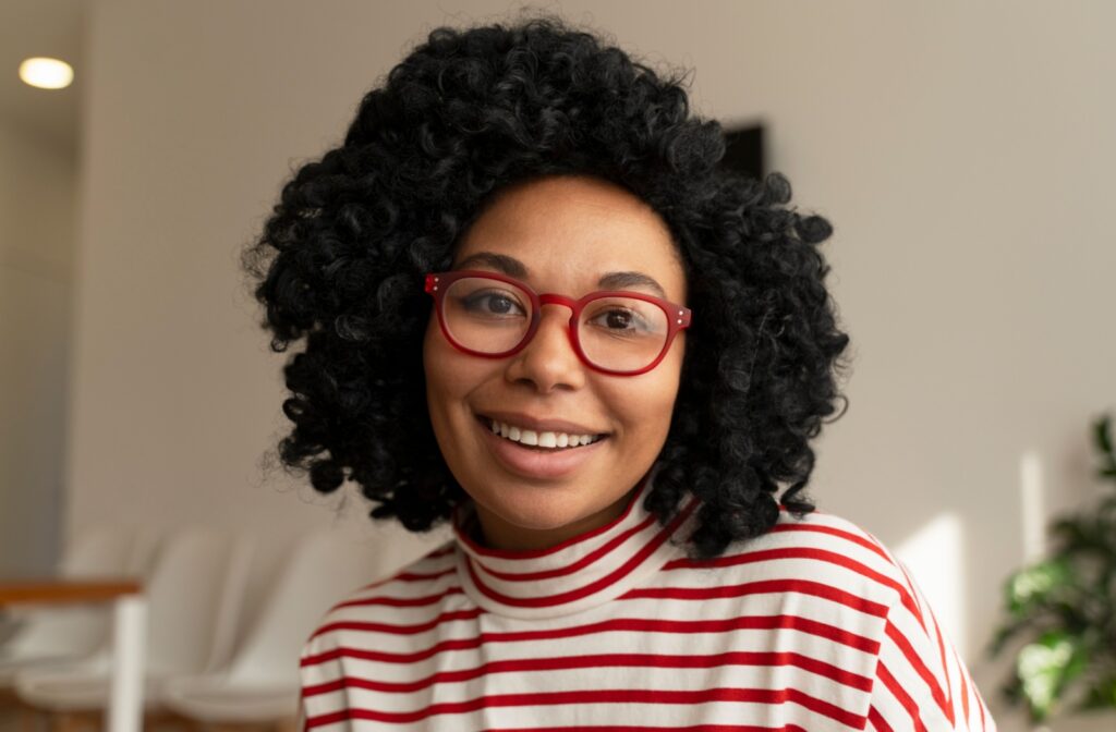 A woman wears red stylish frames.